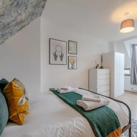 Central 3 Bedroom House With Garden
